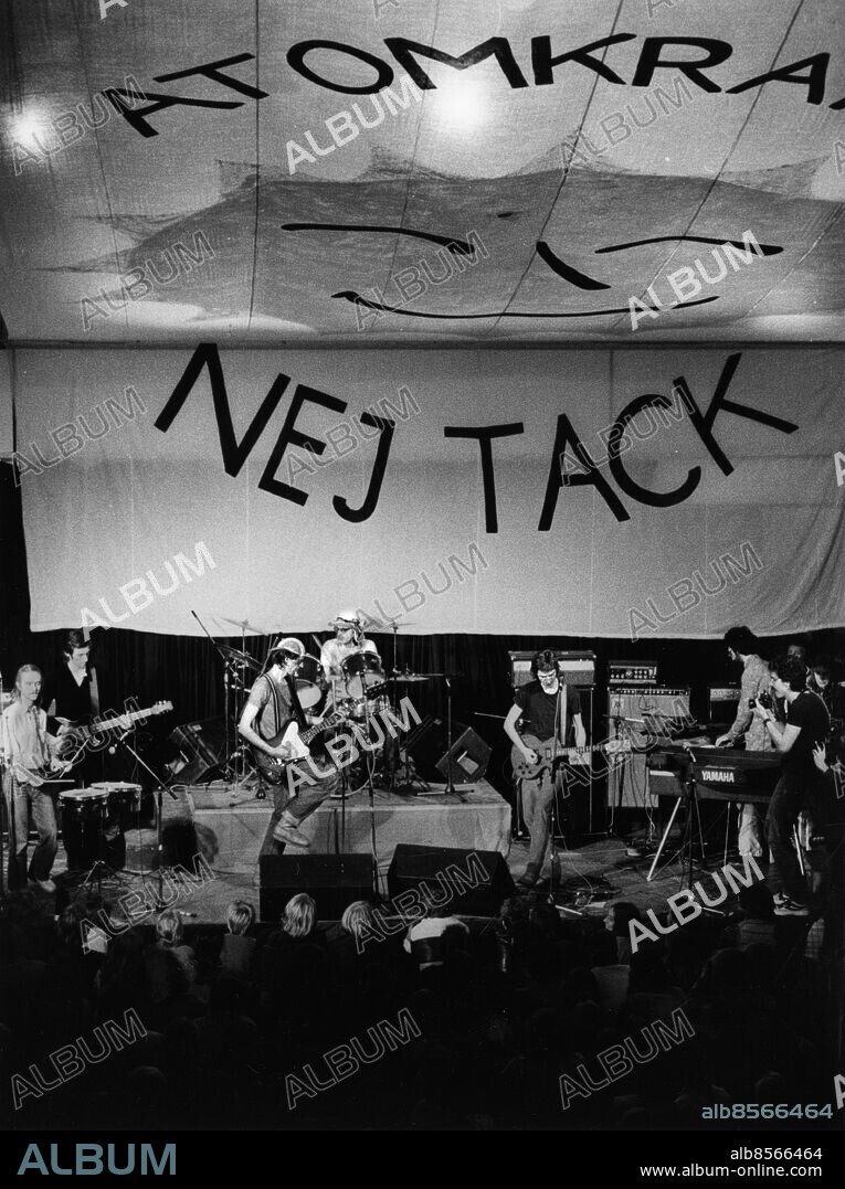 STOCKHOLM 1979-11-24. Musikgruppen Dag Vag med bl. a. Stig Vig alias Per Odeltorp på bas uppträder under en rockgala mot kärnkraft på Konstfack i Stockholm 24:e november 1979 i samband i samband med kampanjarbetet inför folkomrösteningen om kärnkraftens framtid i Sverige.. Foto: Ingvar Karmhed / SvD / TT / Kod: 11014.