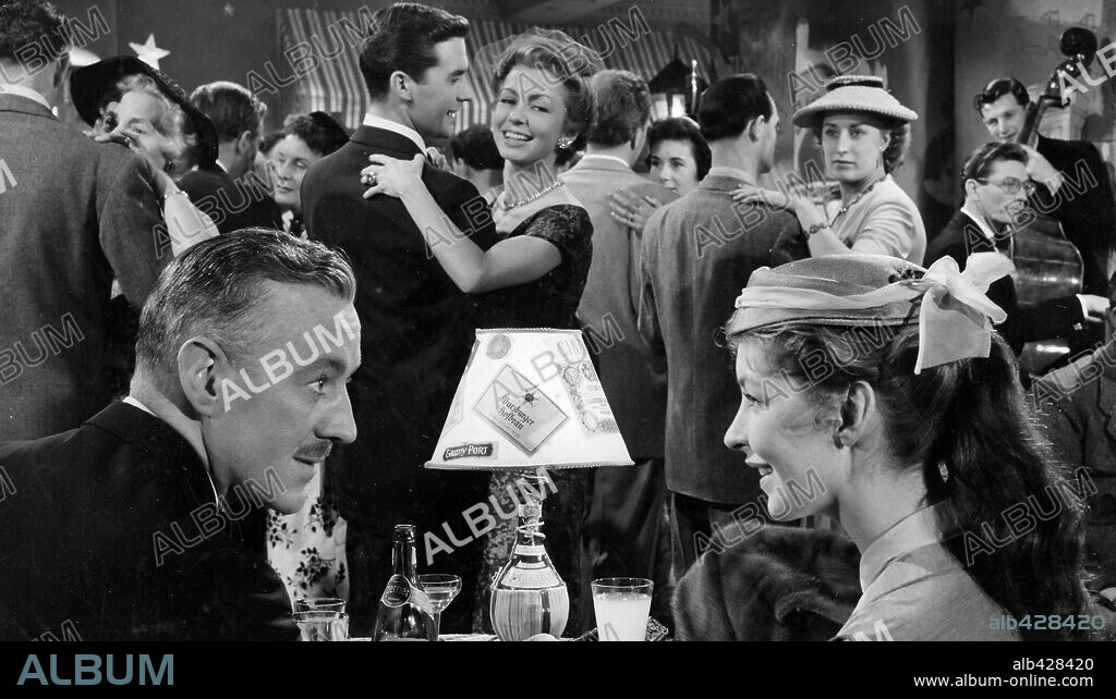 ALEC GUINNESS und ODILE VERSOIS in TO PARIS WITH LOVE, 1955, unter der Regie von ROBERT HAMER. Copyright RANK.