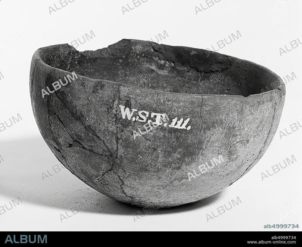 Pottery pottery of Gallo-Germanic type. Old bondings and additions, lacuna in the edge, the bottom is weak., Bijpot, pottery, h: 6.5 cm, diam: 10.2 cm, prehistory -800.