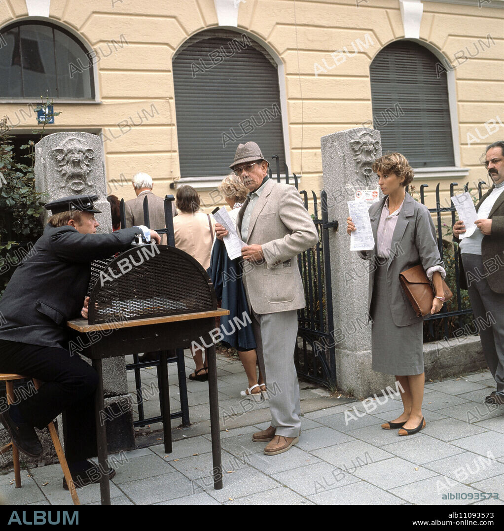 CHANGE OF SCENERY / BRD 1986 / Gabriele Zerhau Scene with CLAUDIA DEMARMELS (Mona looking for an apartment).