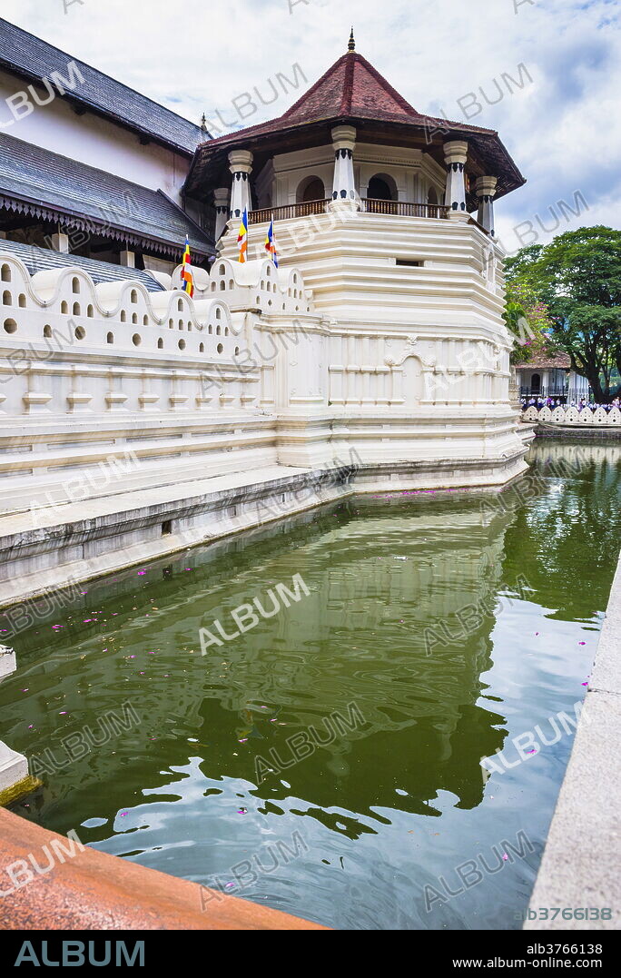 Temple of the Sacred Tooth Relic (Temple of the Tooth) (Sri Dalada Maligawa) in Kandy, Sri Lanka, Asia.
