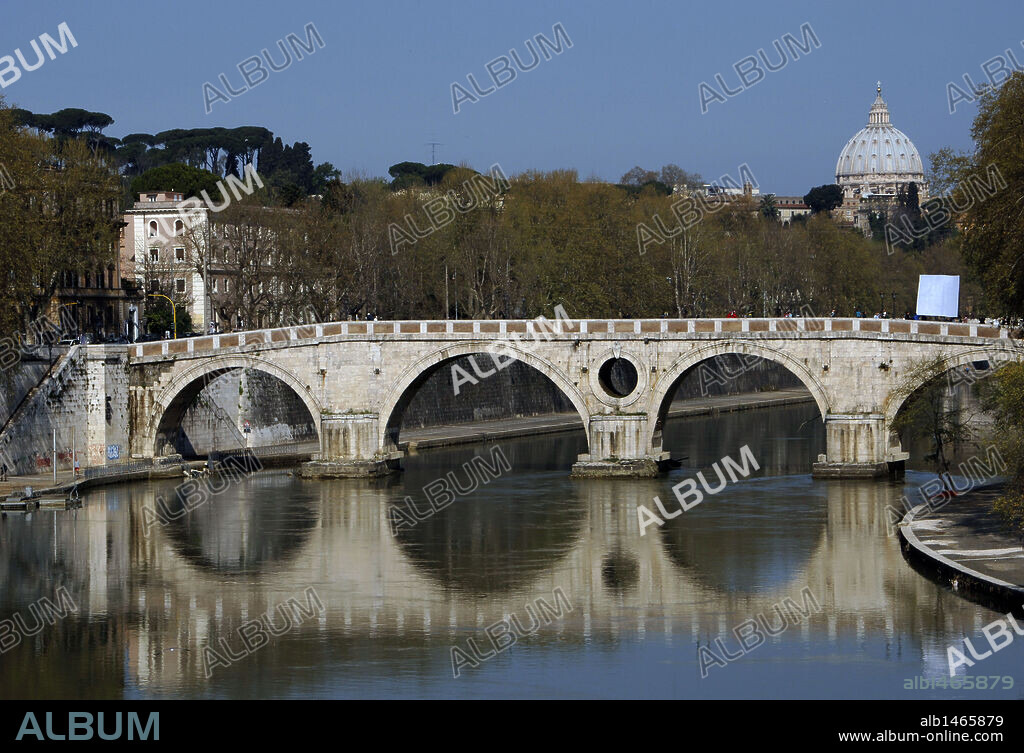ITALIA. ROMA. Vista del PONTE SISTO (siglo XV) sobre el RIO TIBER.