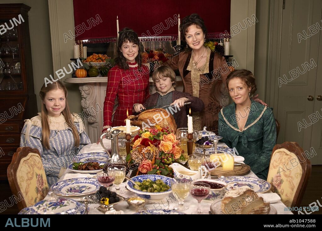 GAGE MUNROE, HELENE JOY, JACQUELINE BISSET, TATIANA MASLANY und VIVIEN ENDICOTT DOUGLAS in AN OLD FASHIONED THANKSGIVING, 2008, unter der Regie von GRAEME CAMPBELL. Copyright AUTOMATIC PICTURES/MUSE ENTERTAINMENT ENTERPRISES.