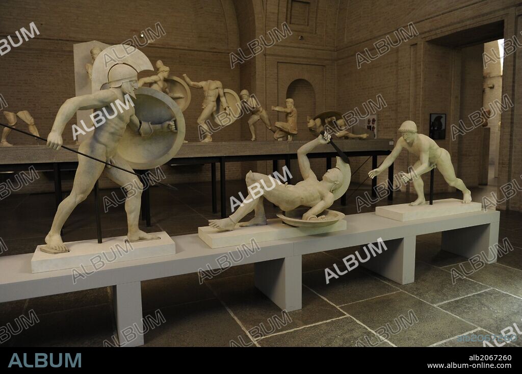 ARTE GRIEGO. GRECIA. Copias reconstruidas de las antiguas esculturas del Frontón Este del templo de Egina, donde ser representa la Guerra de Troya. Los originales del 480 aC.. Glyptothek. Munich. Alemania. Europa.