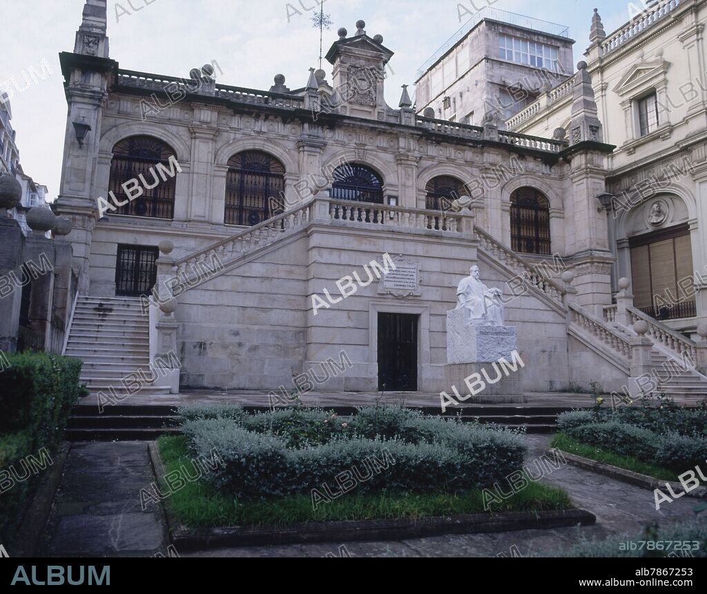 LEONARDO RUCABADO (1875-1918). EXTERIOR - BIBLIOTECA CON LA ESTATUA SEDENTE DE MENENDEZ PELAYO EN EL JARDIN DE ENTRADA - FOTO AÑOS 00.