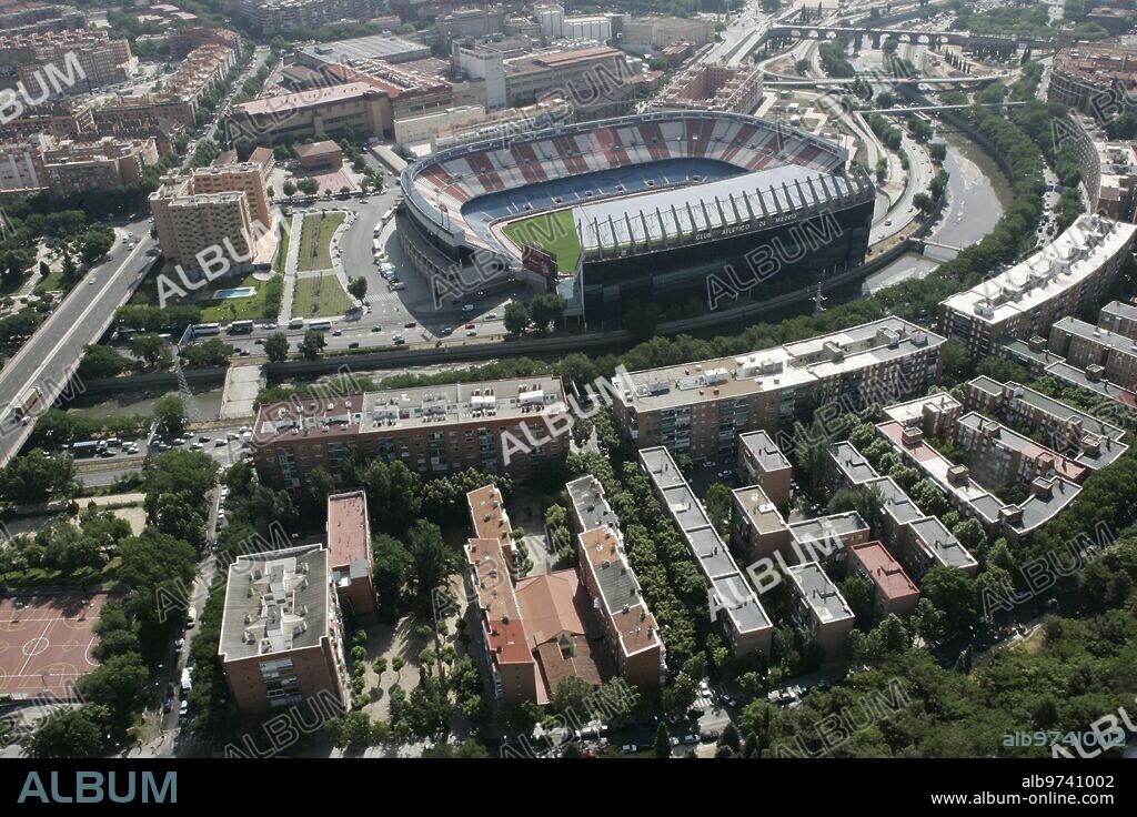03-06-05. Madrid. Vistas aéreas de la ciudad. En la imagen: El Vicente Calderón, el río Manzanares y sus inmediaciones.