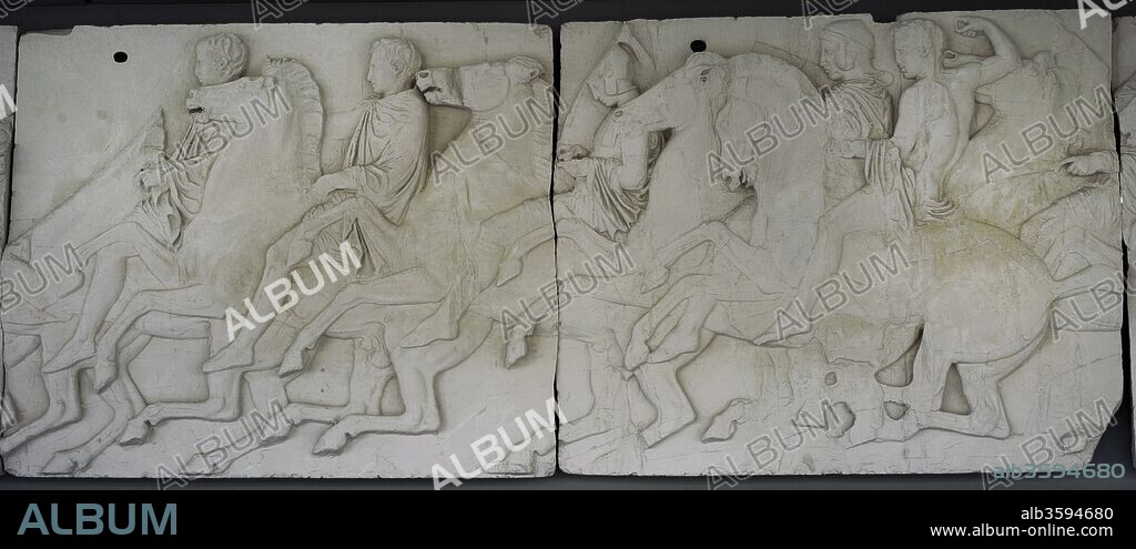 Réplica del Friso Norte del Partenón de la Acrópolis de Atenas. Realizado por Fidias y su taller. Siglo V a. C. Periodo Clásico. Losa N XLII, figuras 115-117. Tres jinetes. N XLIII, figuras 118-120. Dos jinetes galopando. Piezas original en el British Museum. Museo de la Acrópolis (Acropolis Museum). Atenas. Grecia.