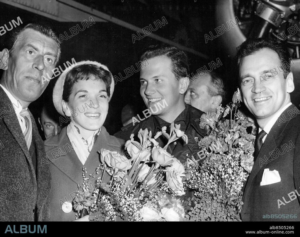 Stockholm 1960-04-19. Sångaren Pat Boone och hustru, flankerad av skådespelaren Martin Ljung och producenten Felix Alvo. Foto: SvD / TT / kod 12014.