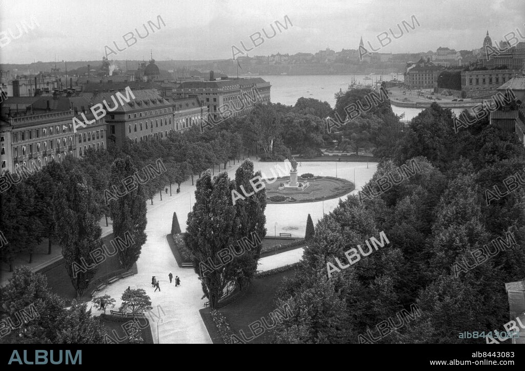 STOCKHOLM 1910-tal.. SEKLET-SAMHÄLLE-10. Kungsträdgården var från början en muromgärdad hovträdgård som anlades på 1500-talet. På slutet av 1700-talet öppnades parken och blev en allmän promenadplats och träffpunkt. Molins fontän kom till 1866. Bilden visar hur Kungsträdgården såg ut omkring 1910-1920.. Foto: Bertil Norberg Kod: 1060 . COPYRIGHT SCANPIX SWEDEN.