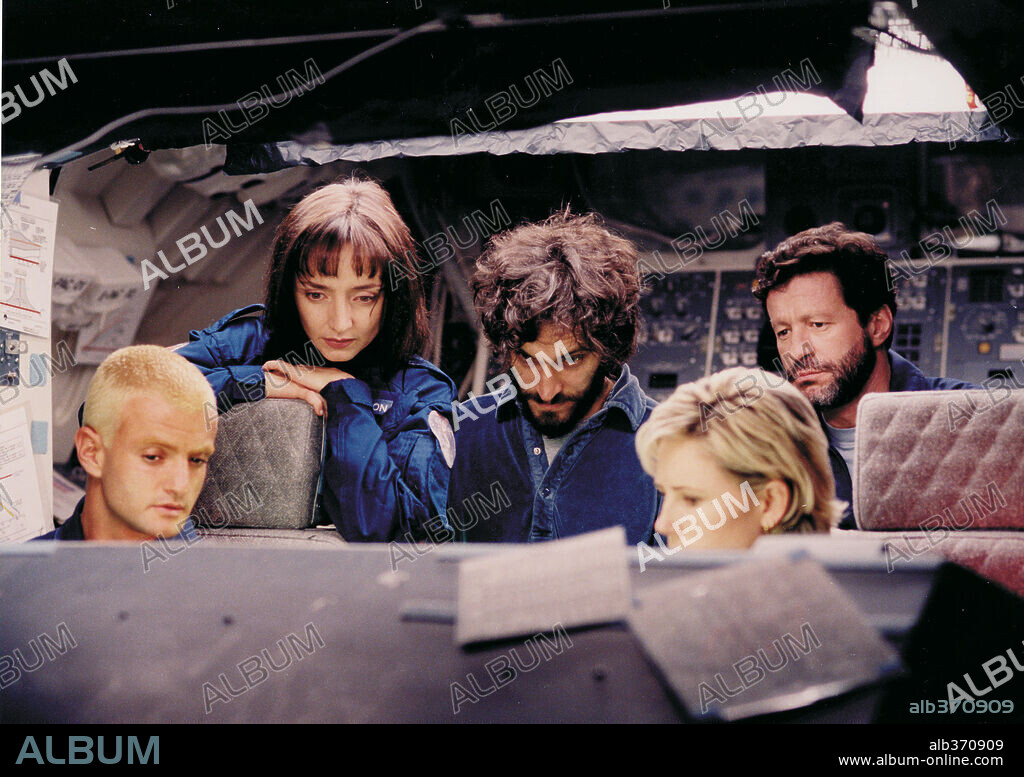 DANEL ASER, JOAQUIM DE ALMEIDA, MARIA DE MEDEIROS, MARIA LIDON and VINCENT GALLO in STRANDED, 2002, directed by MARIA LIDON. Copyright NIGGEMAN INDIEFILMS/GUERRILLA FILMS.