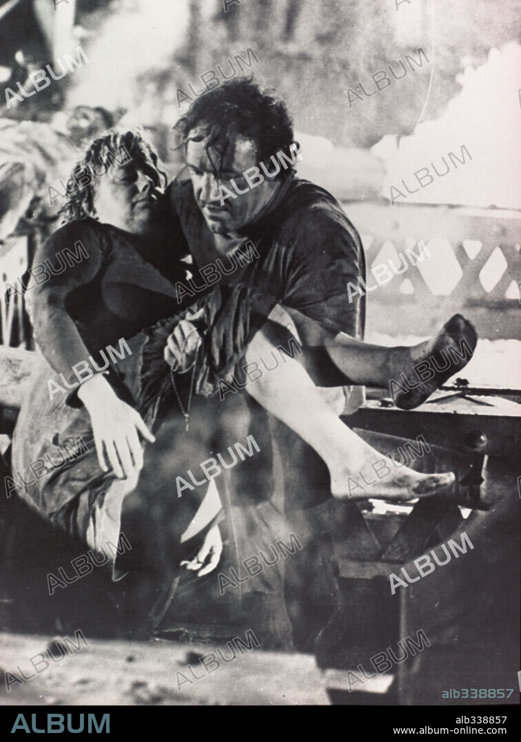 GENE HACKMAN and SHELLEY WINTERS in THE POSEIDON ADVENTURE, 1972, directed by RONALD NEAME. Copyright 20TH CENTURY FOX.