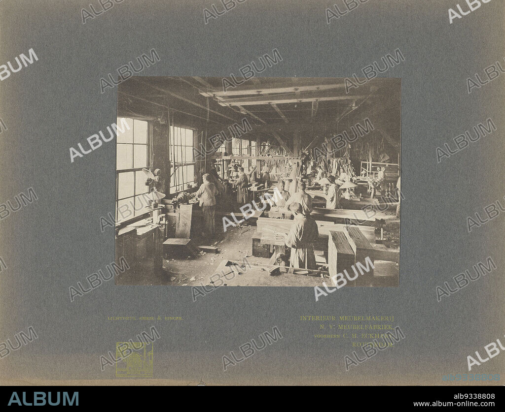 Group of employees in furniture factory N.V. Meubelfabriek, Interior furniture factory N.V. Meubelfabriek voorheen C.H. Eckhart, Rotterdam, Emrik & Binger (mentioned on object), Rotterdam, 1880 - 1910, paper, cardboard, collotype, height 118 mm × width 160 mmheight 216 mm × width 285 mm.