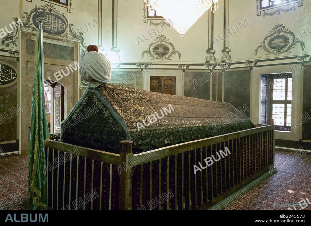 ARTE ISLAMICO-ESTILO OTOMANO. TURQUIA. MAUSOLEO DE BAYACETO II o BEYAZIT II (1481-1512). Ubicado en el cementerio, detrás de la mezquita de Beyazit. Vista general del interior del mausoleo. ESTAMBUL.