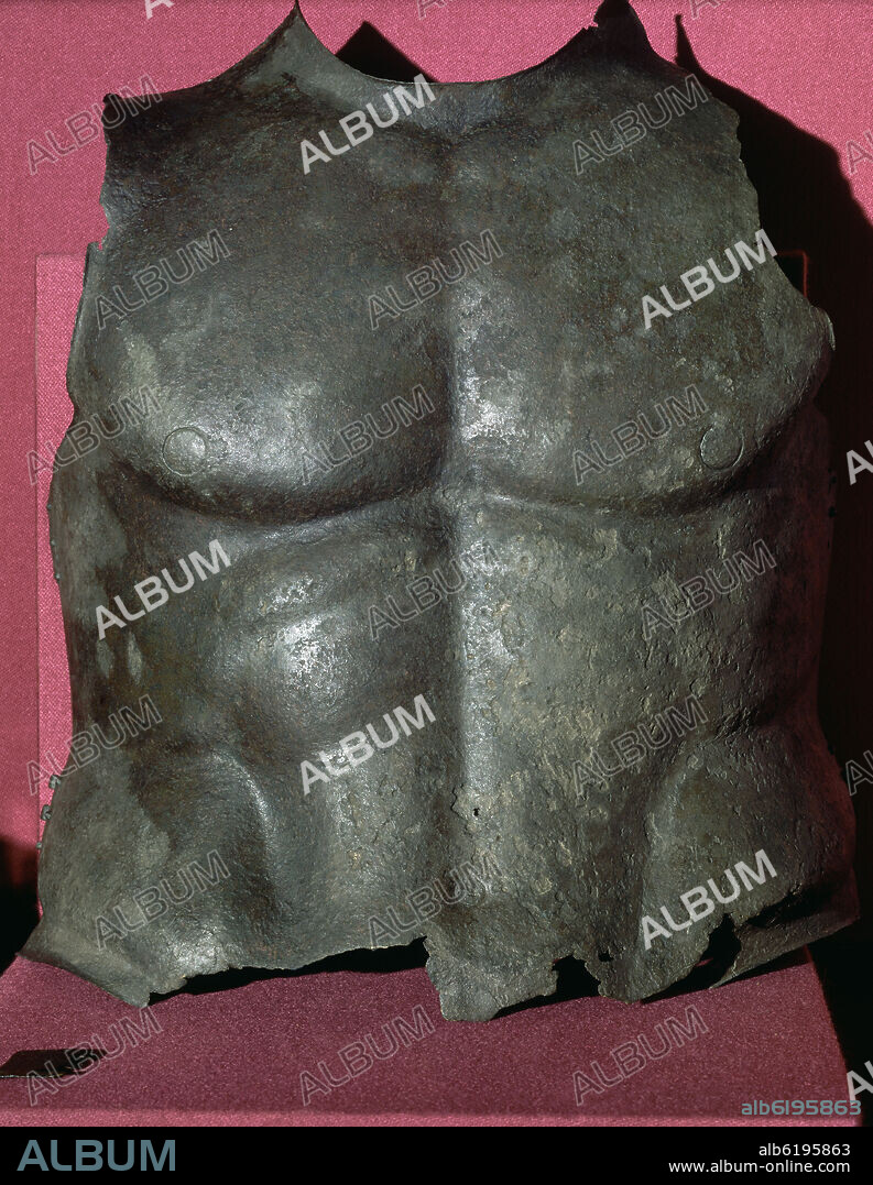 CORAZA DE BRONCE DE EPOCA PUNICA PROCEDENTE DE LA CUEVA SUBMARINA DEL JARRO, ALMUÑECAR - SIGLO IV AC.