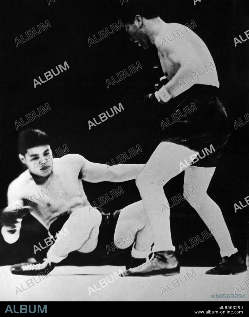 USA NEW YORK CITY 1936-06-19.. Max Schmeling (th), tysk professionell boxare, möter Joe Louis, amerikansk tungviktsboxare, i en match på Yankee Stadium som Schmeling vann.. Foto: AB Text & Bilder / SVT / Kod: 5600. Mapp: Joe Louis - Max Schmeling 20 juni 1936. I:50 r. Matchbilder.