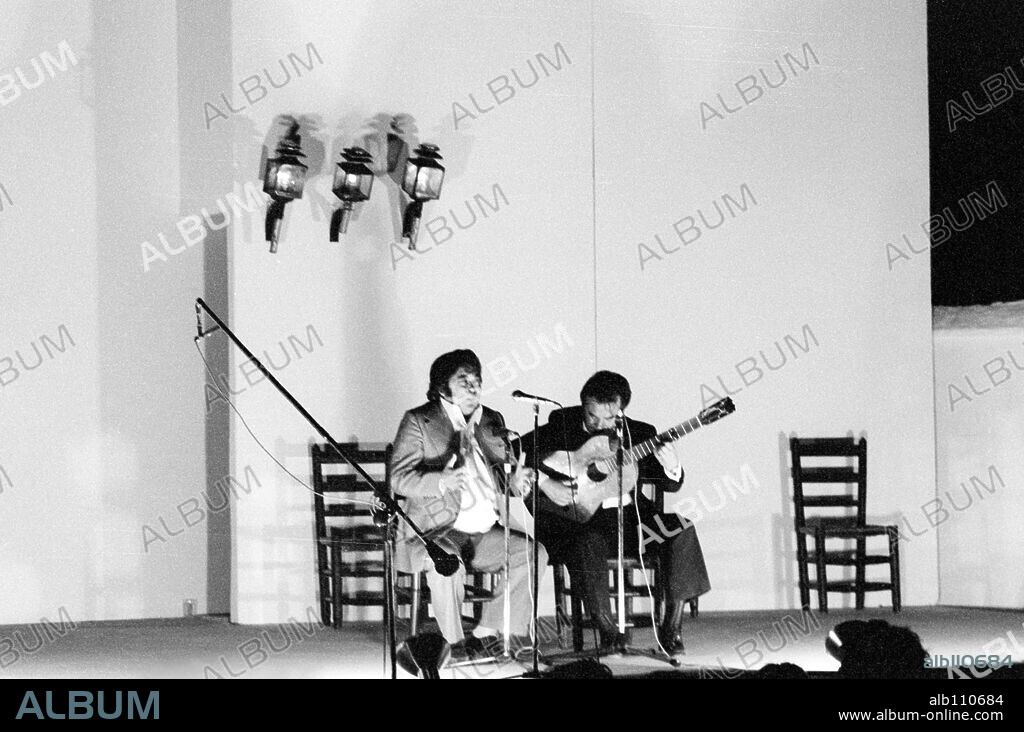 El cantaor español Terremoto de Jerez junto al guitarrista español Manuel Morao en una actuación.
