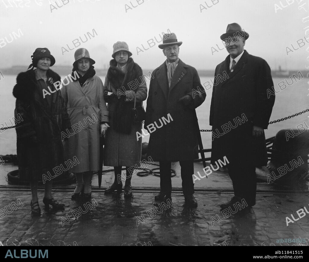 Two war heroines arrive at Dover . Miss Gertrude Richardson , Mlle Leonie van Houtte , Mr Richardson , father of Miss Gertrude Richardson photographed on their arrival at Dover . Captain Bodley Scott with Mrs Scott ( extreme left ) welcomed the two heroines . 24 November 1927.