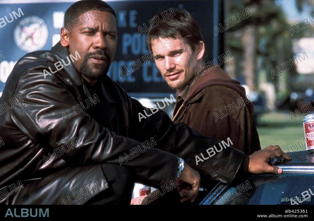 DENZEL WASHINGTON and ETHAN HAWKE in TRAINING DAY, 2001, directed by ANTOINE FUQUA. Copyright WARNER BROS. PICTURES.