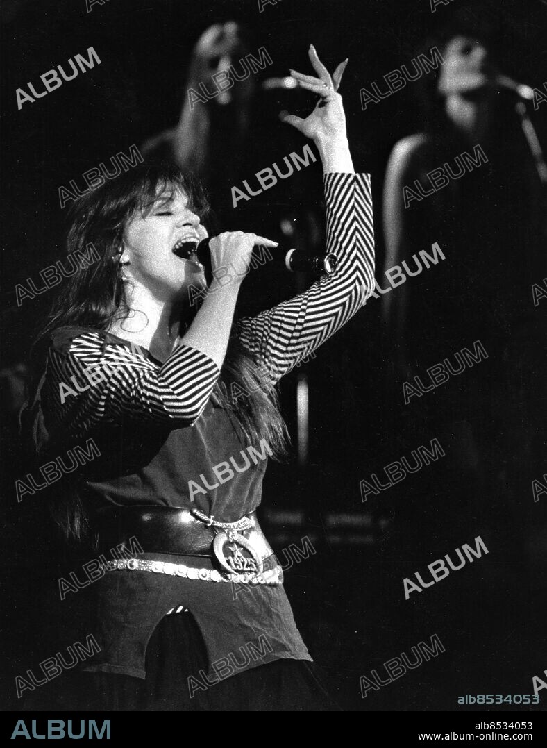 ARKIV CA 19841205. Py Bäckman, sångerska och låtskrivare, uppträder 1984.. Foto: Magnus Elgquist / SVD / SCANPIX / Kod: 11014.
