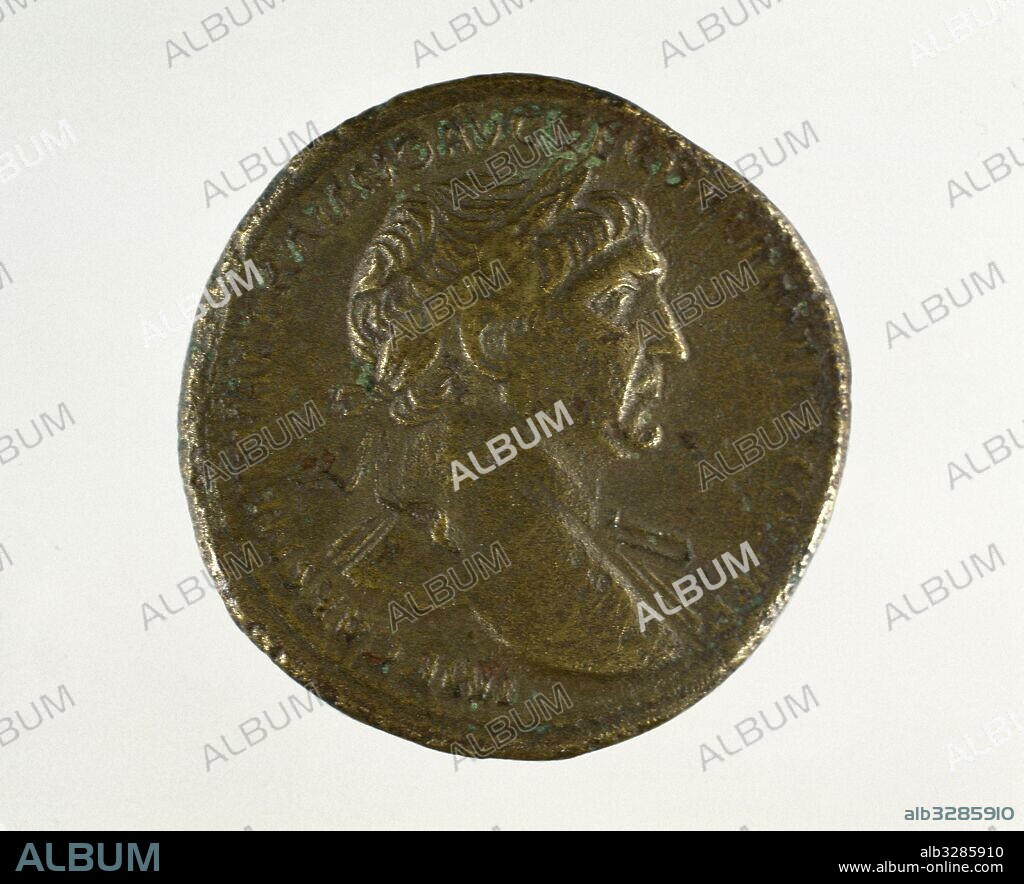 Moneda romana. Anverso de un sestercio romano, con la efigie del emperador Trajano (53 d. C. -117 d. C.). Moneda fechada entre 98-139 d. C. Museo Nacional de Arte Romano. Mérida. Provincia de Badajoz. Extremadura. España.