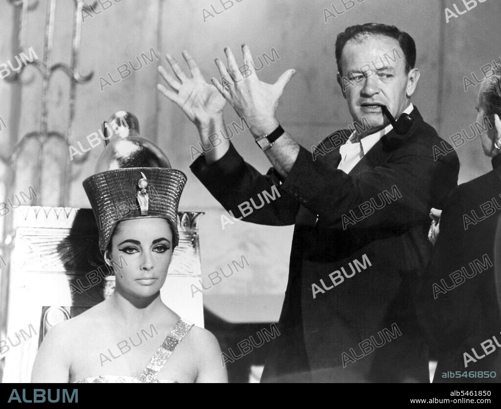 Cleopatra, MANKIEWICZ JOSEPH L and ELIZABETH TAYLOR. ELIZABETH TAYLOR and JOSEPH L. MANKIEWICZ in CLEOPATRA, 1963, directed by JOSEPH L. MANKIEWICZ. Copyright 20TH CENTURY FOX.