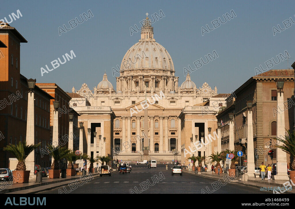 VATICANO. CIUDAD DEL VATICANO. Fachada de la BASILICA DE SAN PEDRO. Proyectada por Bramante, fue transformada a partir de 1546 por Miguel Angel, a quien Pablo III confió la dirección de la obra. Está situada en la PLAZA DE SAN PEDRO.