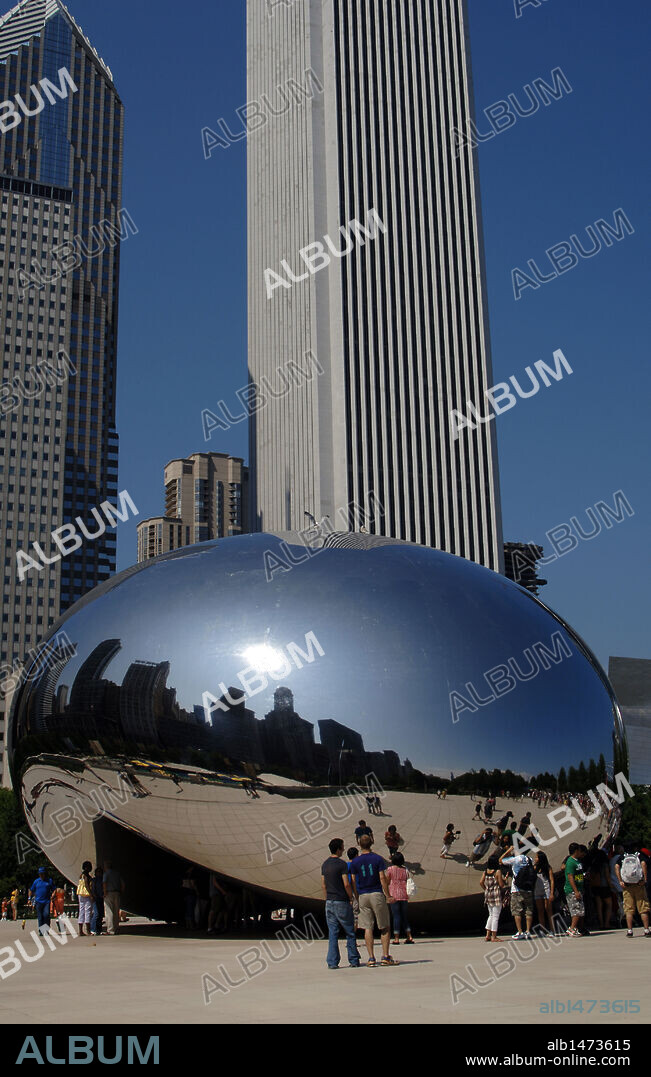 ANISH KAPOOR. Personas frente a la ESCULTURA "CLOUD GATE" (2004-2006) realizada en acero inoxidable por Anish KAPPOR (n.1954). Situada en el PARQUE DEL MILENIO (MILLENNIUM PARK). CHICAGO. Estado de Illinois. Estados Unidos.