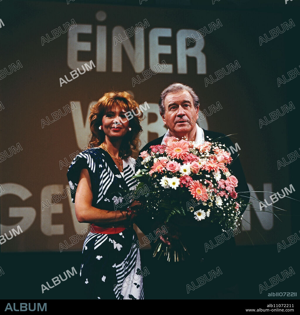 One will win, also called EWG, ARD quiz show, Germany, 1985, picture: showmaster Hans-Joachim Kulenkampff and assistant Gaby Kimpfel.