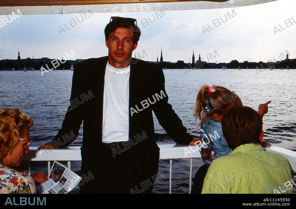 Michael Lesch, German actor, taking a walk through Hamburg, here at the Binnenalster, Germany 1991. (original german headline: Michael Lesch).