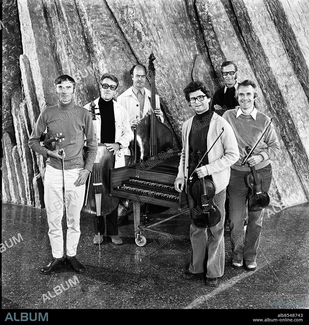 STOCKHOLM 1973-08-23.. Musica Holmiae, ensemble för tidig musik.. Foto: Bo-Aje Mellin / RiR / SVT / Kod: 5600. RiR 20942 sv/v neg   . Stråkorkestrar Fioler Celli Basfioler Cembali Leende.