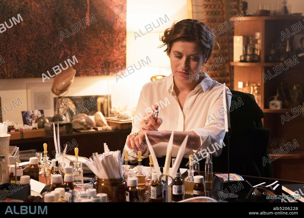 EMMANUELLE DEVOS en PERFUMES, 2019 (LES PARFUMS), dirigida por GREGORY MAGNE. Copyright LES FILMS VELVET.