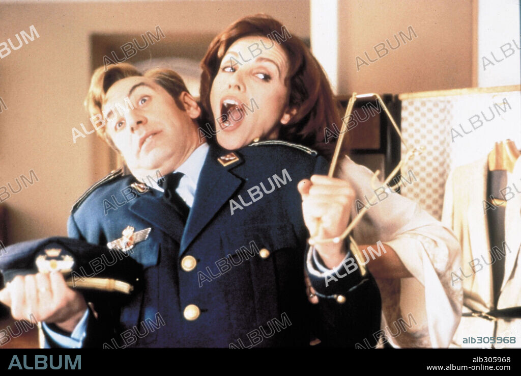 ANA BELEN y JUANJO PUIGCORBE en EL AMOR PERJUDICA SERIAMENTE LA SALUD, 1996, dirigida por MANUEL GOMEZ PEREIRA. Copyright SOGETEL/BOCABOCA PRODUCCIONES, S.A.