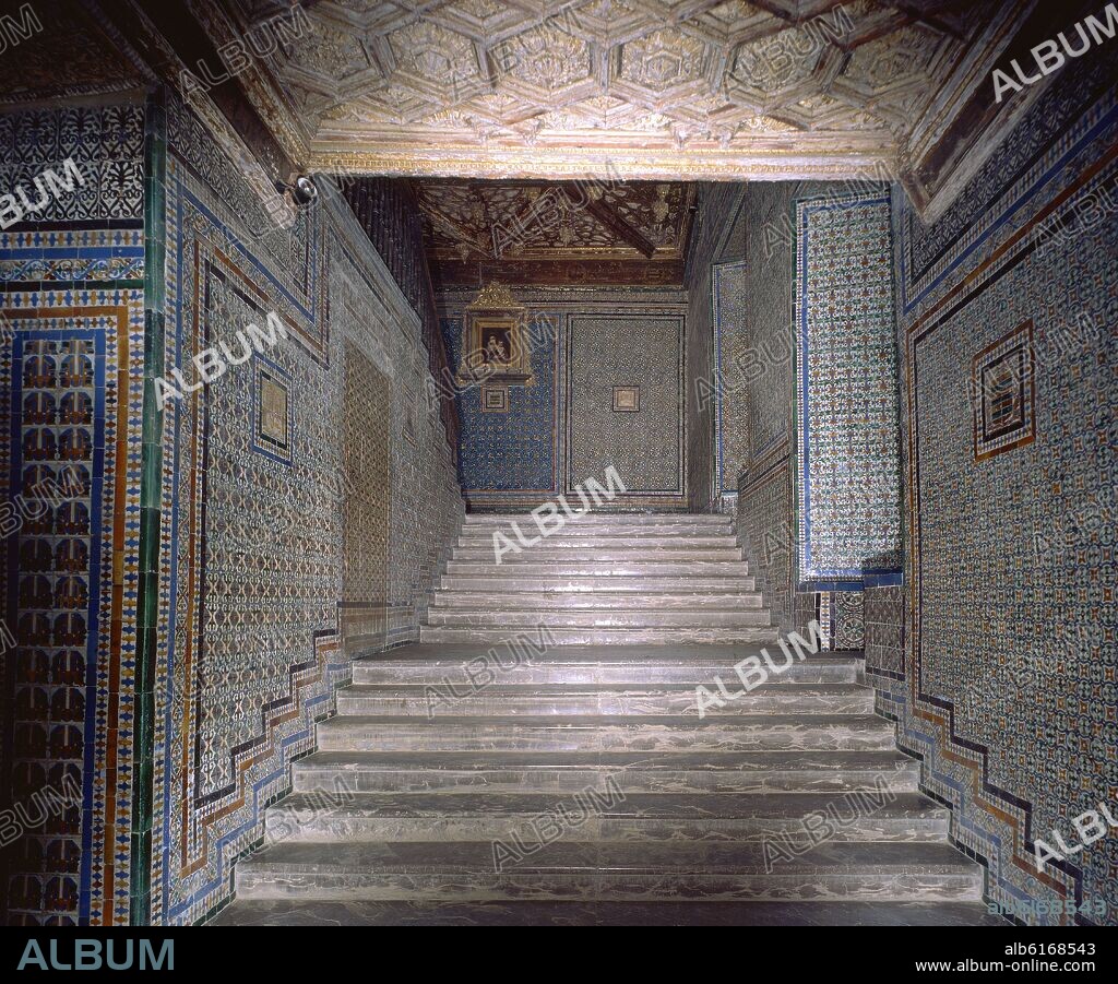 ESCALERA CON ZOCALOS DE AZULEJOS-S XVI-ARQUITECTURA RENACENTISTA-DECORACION MUDEJAR.