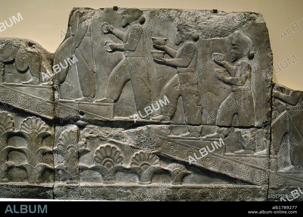 ARTE PERSA. DINASTIA AQUEMENIDA. PERSEPOLIS. S. VI-V a. C. PALACIO DE DARIO I (522-486 a. C.). Detalle de un relieve escultórico en la base de la APADANA o SALON DE RECEPCIONES DEL REY PERSA DARIO I con la representación de MEDAS EN PROCESION SUBIENDO LAS ESCALERAS Y PORTANDO OFRENDAS. Copia del s. XIX del original conservado en su lugar de orígen (Irán). Museo Británico. Londres. Inglaterra. Reino Unido.