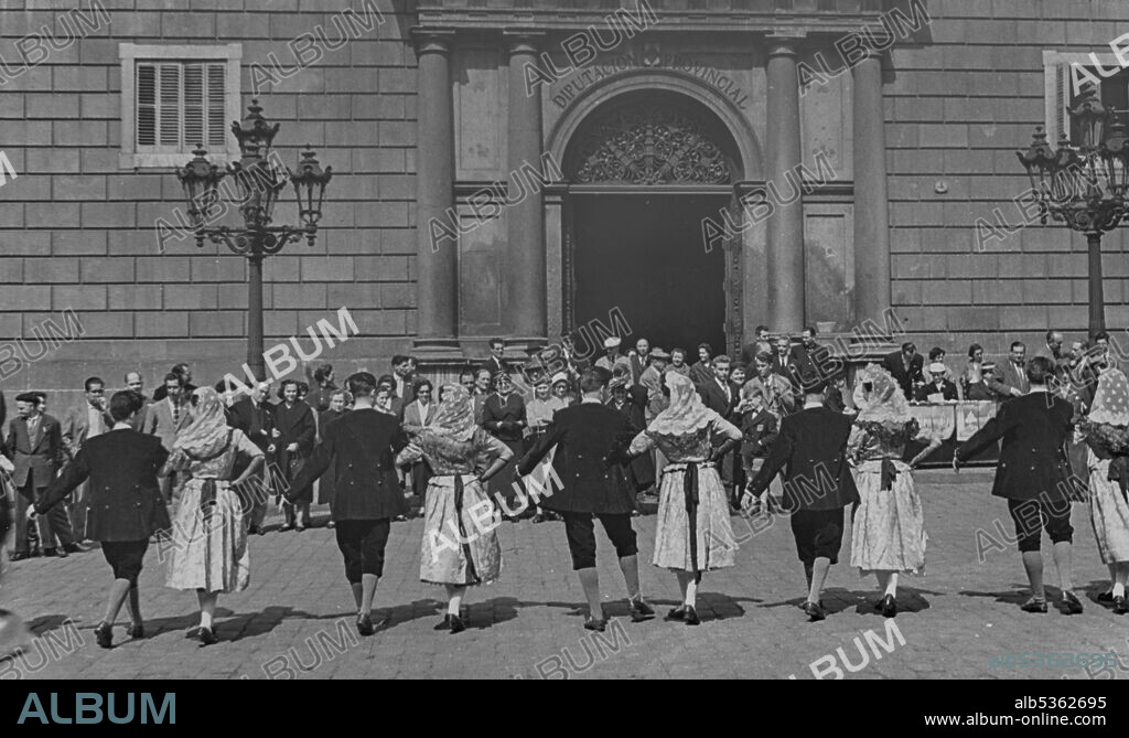 Sagrada Familia: annual fundraising with dance of sardanas in front of the facade of the current palace of the Generalitat de Catalunya, 21-03-1954.