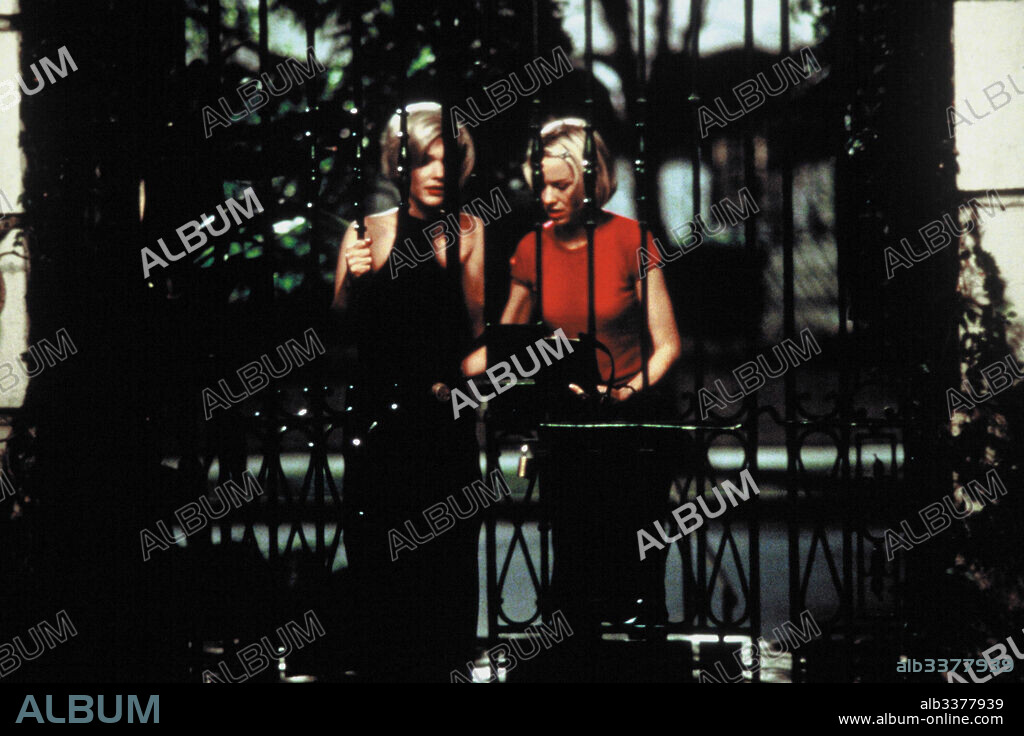 LAURA HARRING and NAOMI WATTS in MULHOLLAND DRIVE, 2001 (MULHOLLAND DR.), directed by DAVID LYNCH. Copyright THE PICTURE FACTORY ASYMMETRICAL PRODUCTIONS/IMAGINE TELEVIS.