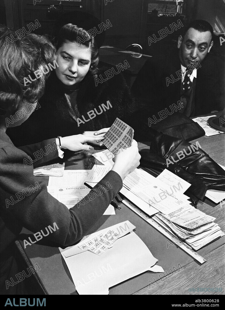 Explaining point rationing, Washington, D.C., 1943. Taken by Marjory Collins, for the Farm Security Administration (FSA).