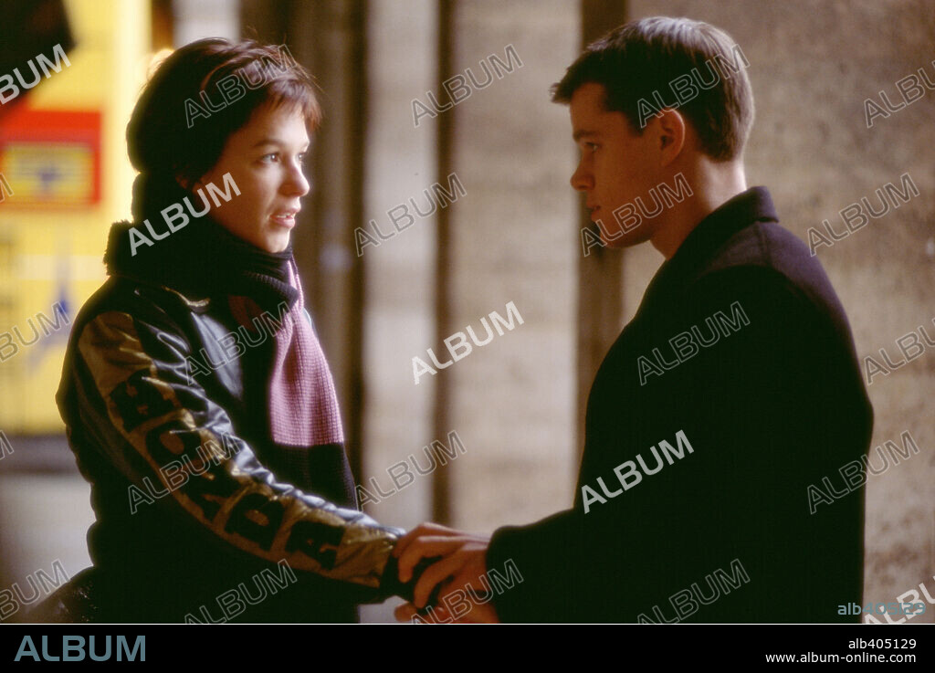 FRANKA POTENTE and MATT DAMON in THE BOURNE IDENTITY, 2002, directed by DOUG LIMAN. Copyright UNIVERSAL STUDIOS.