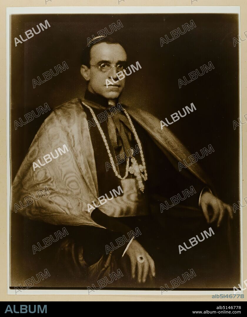 Nicola Perscheid, Nuncio Eugenio Pacelli (Pope Pius XII. ), Staatliche Landesbildstelle Hamburg, collection on the history of photography, silver gelatin paper, black and white positive process, image size: height: 35.30 cm; width: 29.40 cm, portrait photography, studio/studio photography, half-length portrait, seated figure, historical person, church (institution), dignitary.