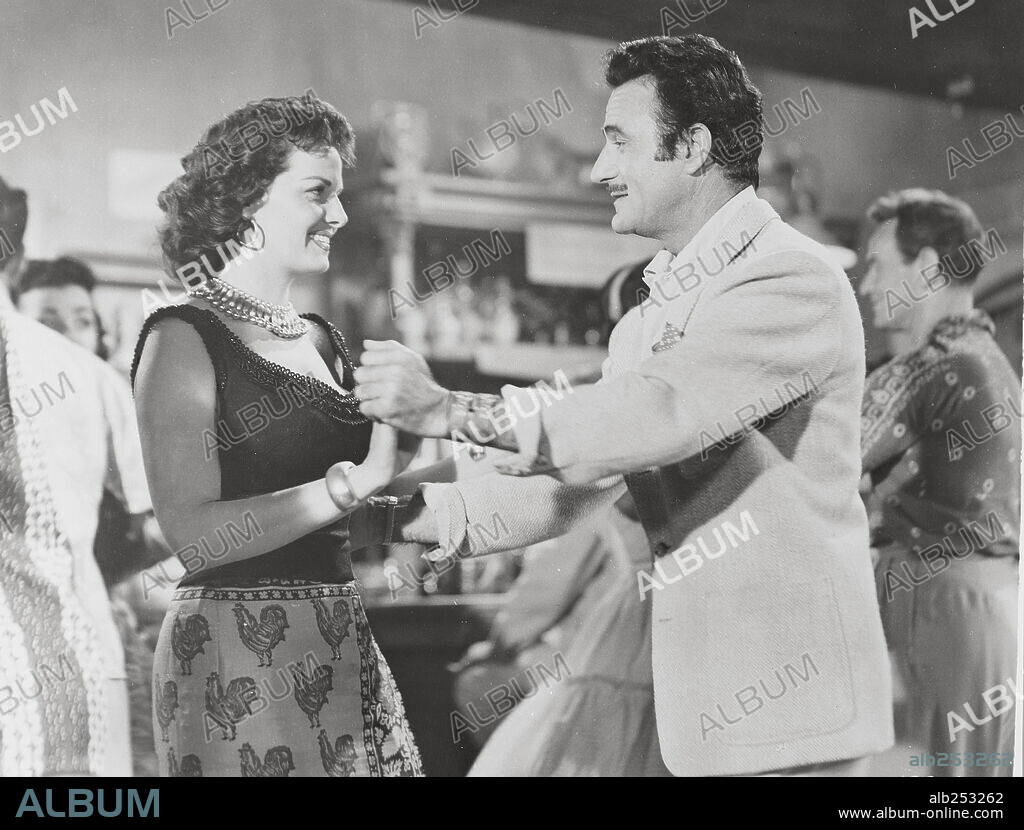 GILBERT ROLAND y JANE RUSSELL en LA SIRENA DE LAS AGUAS VERDES, 1955 (UNDERWATER!), dirigida por JOHN STURGES. Copyright RKO.