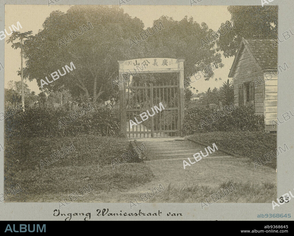 Entrance Wanicastraat of Chinese cemetery (title on object), Entrance gate to the Chinese cemetery on Wanicastraat in Paramaribo, above the gate a sign with Chinese characters, the year 1890 and the name Willemsrust or Willems Rust. Part of the photo album Souvenir de Voyage (part 2), about the life of the Doijer family in and around the plantation Ma Retraite in Suriname in the years 1906-1913., Hendrik Doijer (attributed to), Suriname, 1906 - 1913, photographic support, gelatin silver print, height 80 mm × width 112 mm.