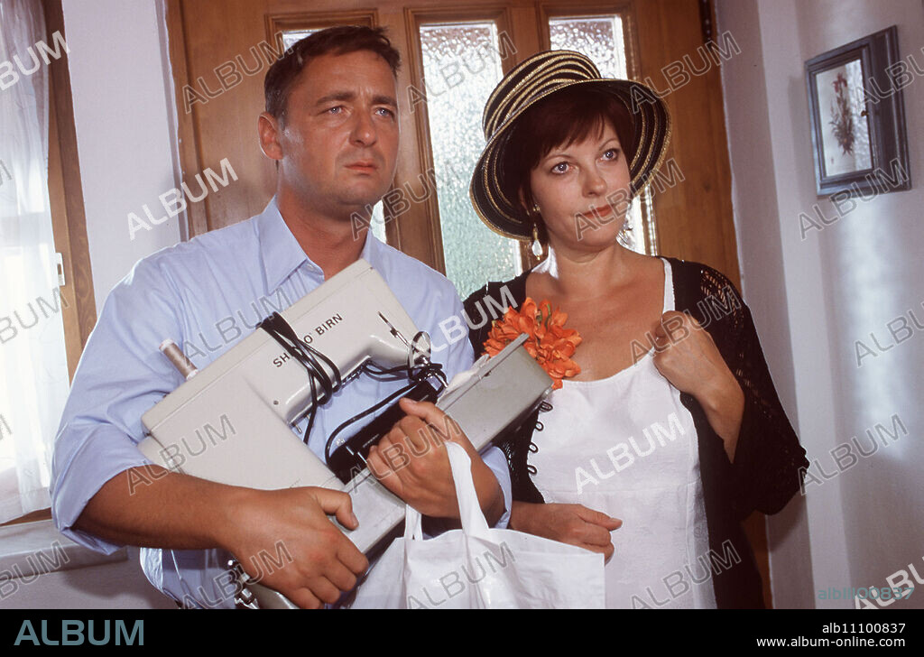 Henni (ELFI ESCHKE) and Sigi (ANDREAS VITASEK) have made a small living for themselves in Italy by running a sausage stand on the beach. Sigi's wife wants a divorce... / Headline: AN ALMOST PERFECT DIVORCE / Austria 1997.