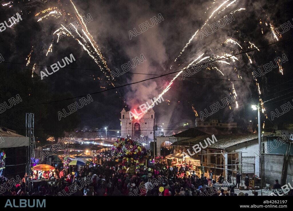 fuegos artificiales durante las fiestas patronales, Santo Tomás Chichicastenango, República de Guatemala, América Central.