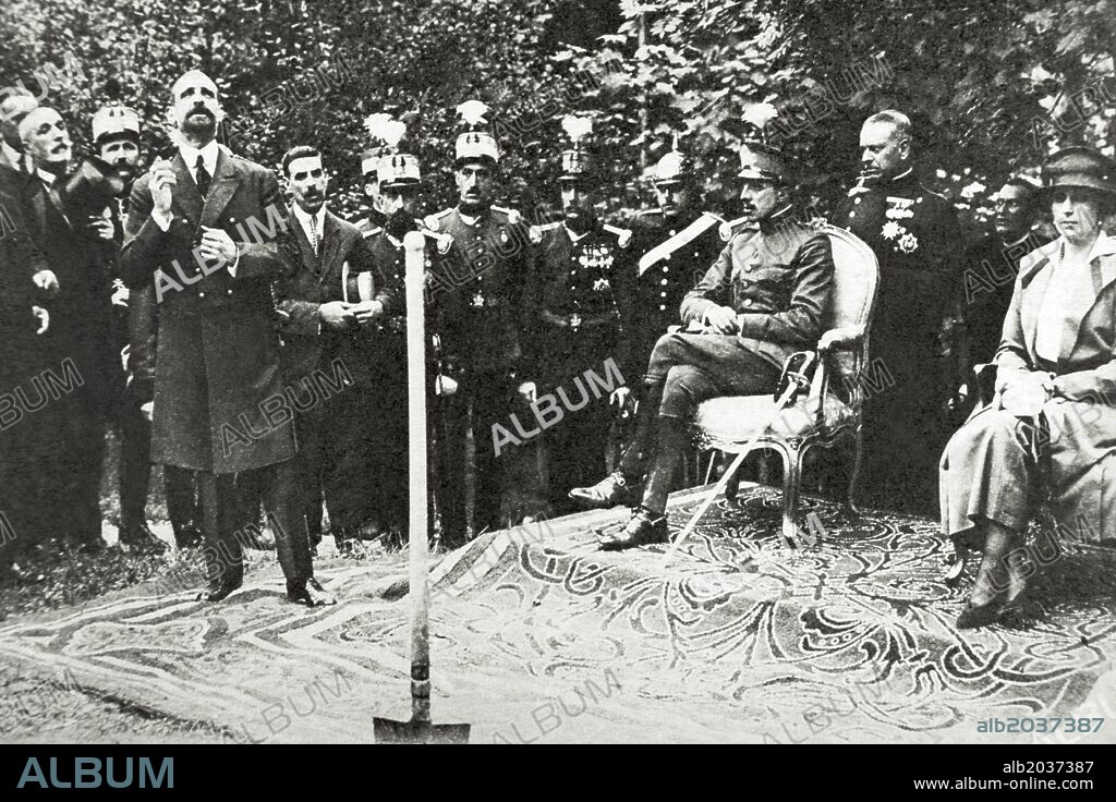 Francisco de Asís Cambó y Batlle (1876-1947), más conocido por Francesc Cambó. Político, abogado y economista español, de ideología conservadora, cofundador y líder de la Lliga Regionalista, y ministro en varios gobiernos españoles. Fue ministro de Hacienda y ministro de Fomento durante el reinado de Alfonso XIII. "Discurso de Cambó ante los reyes de España, Alfonso XIII y Victoria Eugenia de Battenberg, en Covadonga (Asturias) en el acto conmemorativo de la Reconquista", año 1918. Reproducción fotografía.