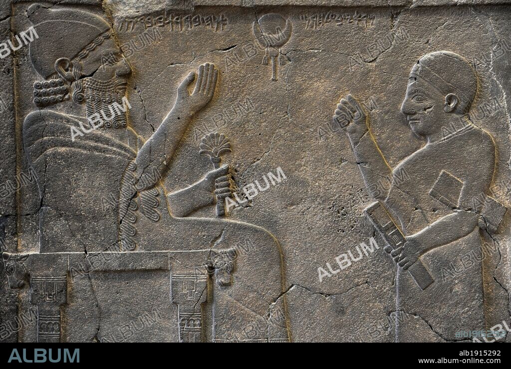 ARTE HITITA. TURQUIA. Ortostato o relieve de la estela del rey Bar-Rakib (o Barrakit 744-727 aC.) sentado en su trono. Ante él, un escribano con pizarra. Inscripción en arameo en la parte superior: "Yo soy Bar-Rakib, Hijo de Panammuwa ' (izquierda), " Mi Señor, Baal-Harran [dios de la luna] (derecha). Desde Sam'al (Zincirli), el sur de Turquía. 730 antes de Cristo. Basalto. Detalle. Museo de Pérgamo. Berlín. Alemania. Europa.