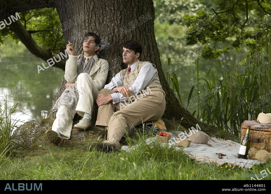 BEN WHISHAW and MATTHEW GOODE in BRIDESHEAD REVISITED, 2008, directed by JULIAN JARROLD. Copyright 2 ENTERTAIN/BBC FILMS/ECOSSE FILMS/HANWAY FILMS/ / DOVE, NICOLA.