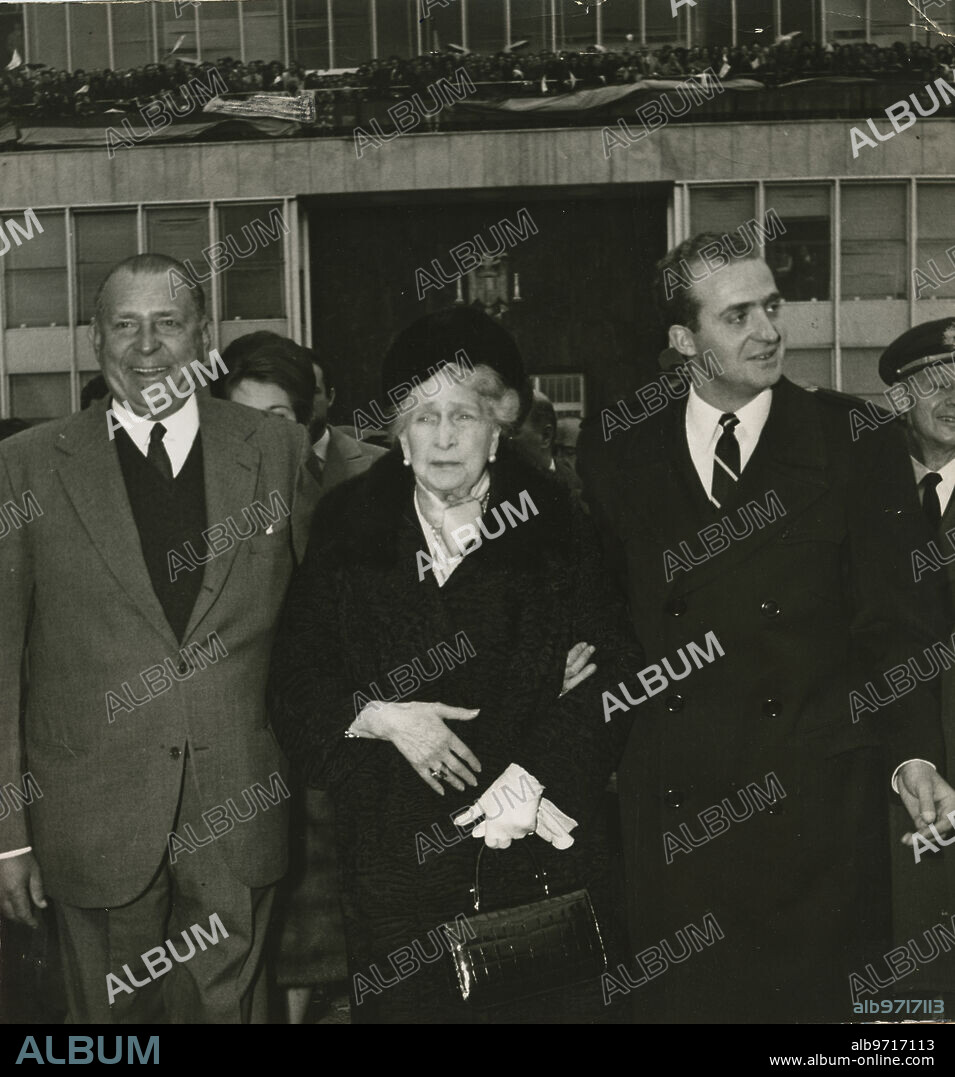 Madrid, 02/11/1968. Queen Victoria Eugenia visits Madrid on the occasion of the birth of her great-grandson, the Infante Don Felipe. In the image, farewell at Barajas Airport. With her, her son, Don Juan de Borbón, and her grandson, Prince Juan Carlos.