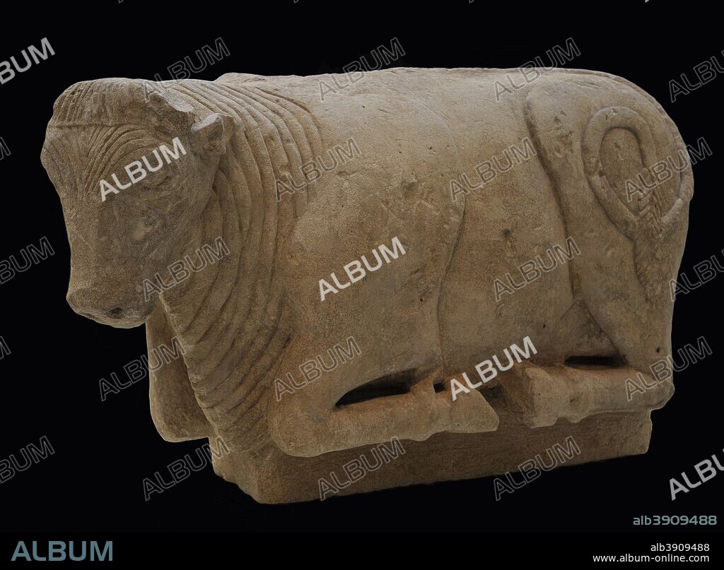 Cultura Ibérica. Toro en piedra caliza, parte de un monumento funerario. Finales del siglo V a. C. Procedente de Osuna (provincia de Sevilla). Museo Arqueológico Nacional. Madrid. España.