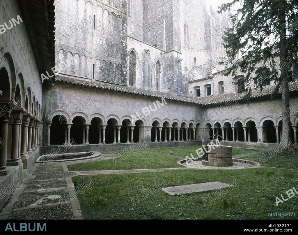 ARTE ROMANICO. Siglo XII. CLAUSTRO DE LA CATEDRAL DE GIRONA. Fué empezado en el siglo XI pero no se terminó hasta el XII. Tiene planta de trapecio, cuya base mide aproximadamente 35 m. Con cuatro pilares angulares y siete intermedios, que sirven para sustentar la bóveda que cubre el claustro. Cataluña.