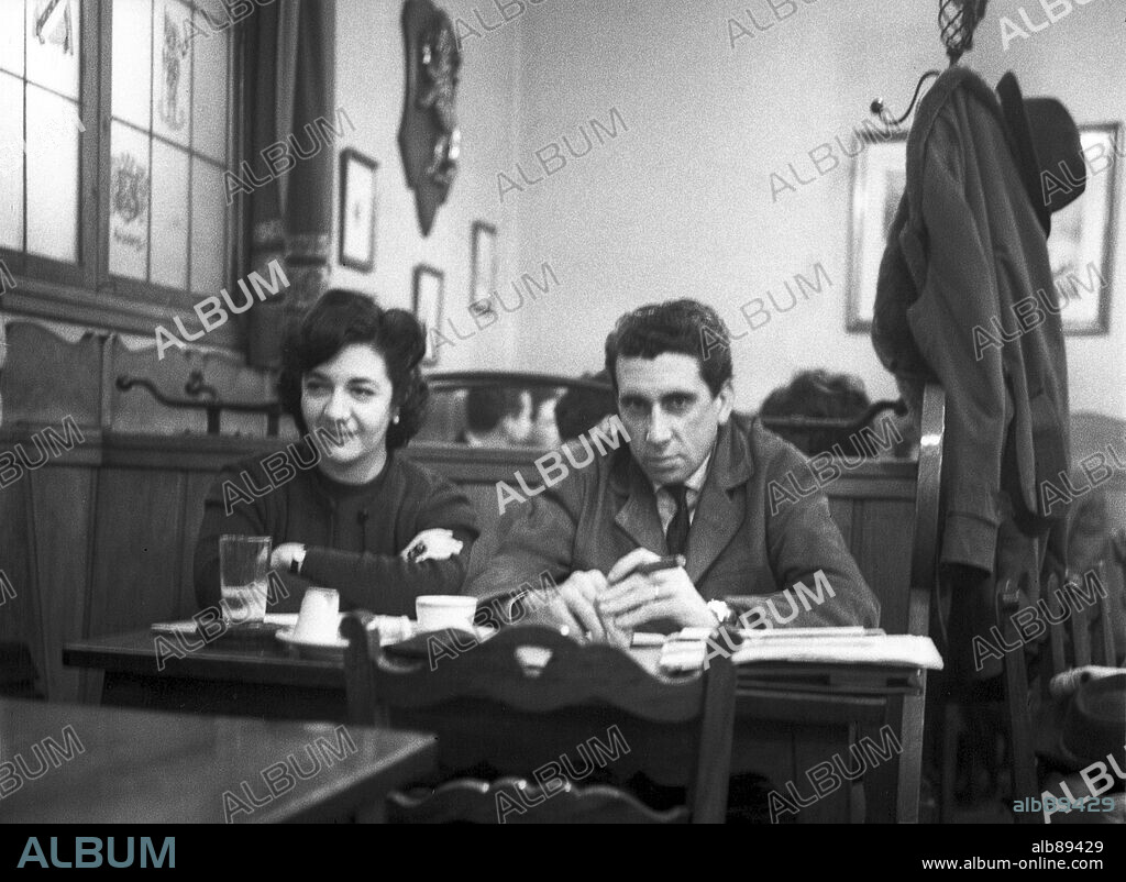 La escritora española Ana María Matute con su marido, el escritor Ramón Eugenio de Goicoechea, en la cervecería Heidelberg de Barcelona en el año 1962.